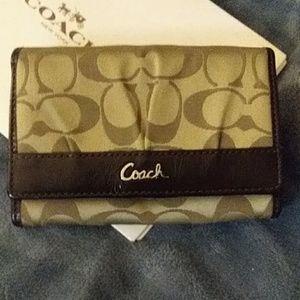 Wallet almost new comes with 📦